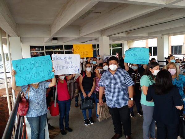Funcionarios del Hospital de Clínicas se manifestaron frente al Congreso - Nacionales - ABC Color