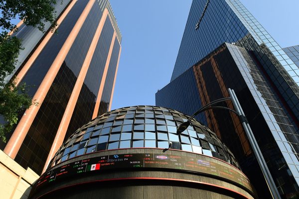 Bolsa mexicana cae 0,52 % con 26 de 35 principales emisoras cerrando en rojo - MarketData