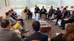 Abdo y Bolsonaro abordan obras de conectividad, proyectos comerciales y cooperación contra crimen organizado