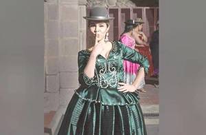 Crónica / BOLIVIA CULTURAL. Nadia apareció en un desfile como toda una “bolí kuña”