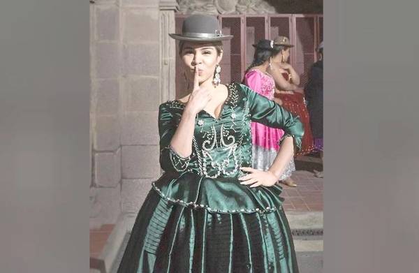 Crónica / BOLIVIA CULTURAL. Nadia apareció en un desfile como toda una “bolí kuña”