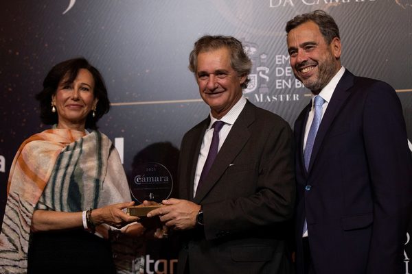 La Cámara española en Brasil premia a ejecutivos del grupo Santander y Acciona - MarketData