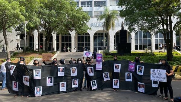 Mujeres marchan y gritan en la fecha contra la violencia