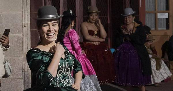 La Nación / Nadia Portillo desfiló en Bolivia como una verdadera chola paceña