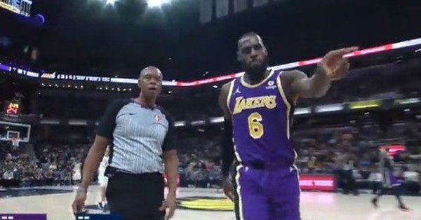 LeBron James echó del estadio a pareja de aficionados: mujer se burló del jugador haciendo muecas - C9N