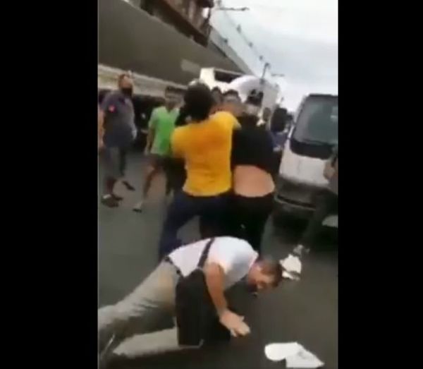 Registran peleas por estacionamiento entre agentes de la PMT y conductores en Asunción