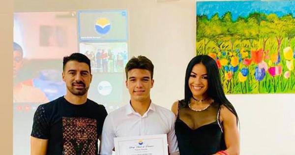 La Nación / Gloria Vera, orgullosa de su hijo que acaba de recibirse de bachiller