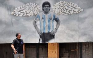 A un año de su muerte, Maradona vive en el alma del mundo fútbol - Fútbol - ABC Color