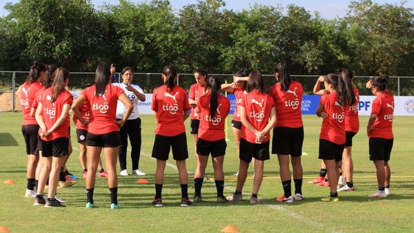 Albirroja femenina, con grupo completo