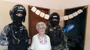 Abuela fan del grupo Lince recibió visita de los uniformados por su cumple