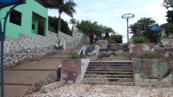 Piden ayuda para hermosear con artículos navideños la escalinata del B° San Pedro