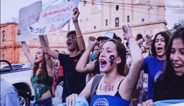 Causa justa del 25N opacada por el feminismo radical que promueve el aborto