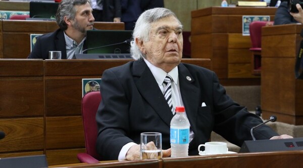 Senado distingue a Osvaldo Domínguez por su trayectoria en el fútbol