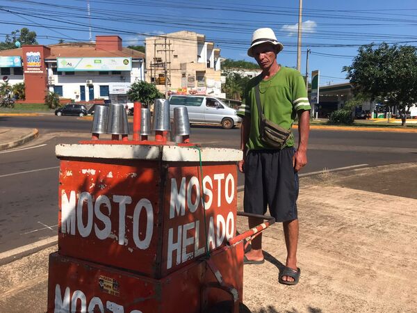 Desde hace 27 años Don Luis González oferta el delicioso y refrescante mosto por las calles de Encarnación