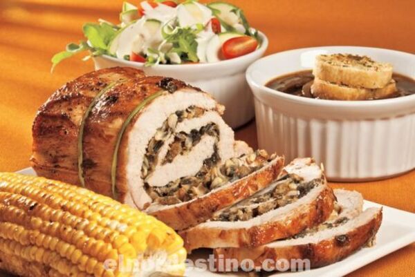 Deslumbra a tu familia con este espectacular lomo de cerdo relleno de champiñones con cebollas caramelizadas al vino tinto