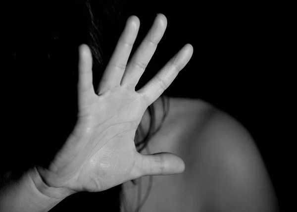 Especialista detalla señales de alerta para no ser víctima de violencia