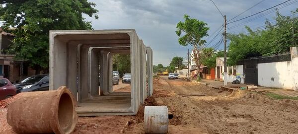 Piden apurar obras de alcantarillado para liberar la avenida Bruno Guggiari - Nacionales - ABC Color