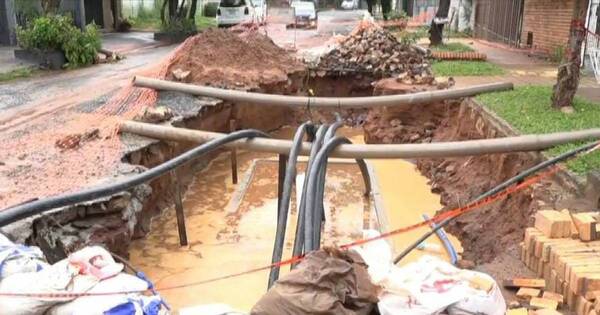 La Nación / En Lambaré denuncian la construcción de un pozo en plena calle, una obra abandonada