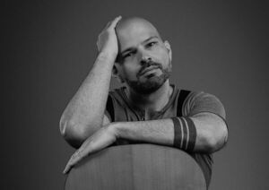 Gustavo Gómez regresa con el sencillo “La Trampa”
