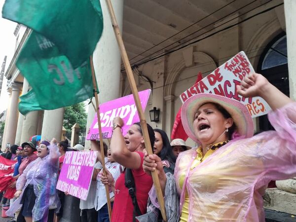 La lluvia no detuvo marcha feminista #25NPY en Asunción - Nacionales - ABC Color
