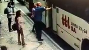 Denuncian que chofer de micro bajó a golpes a una mujer