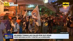 #25NPY: Multitud de mujeres marchan en el microcentro de Asunción - ABC Noticias - ABC Color