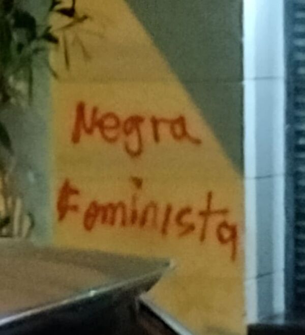 “Negra feminista”, patotean contra la pared de un comercial durante marcha #N25PY - Nacionales - ABC Color