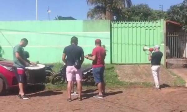 Crónica / MBÓI ESCRACHADOR. Con batucada “reclaman” a morosos