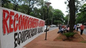 Destituidos se movilizan  frente a la Comuna de CDE