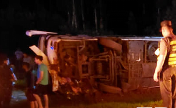 Dos mujeres mueren tras vuelco de ómnibus en Coronel Oviedo - Noticiero Paraguay