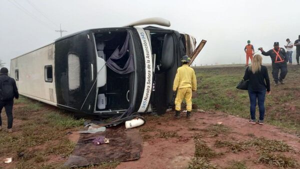 Vuelco de bus deja dos fallecidas y varios heridos en Coronel Oviedo