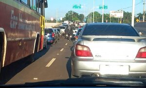 Bloqueos en multiviaducto generan largas filas