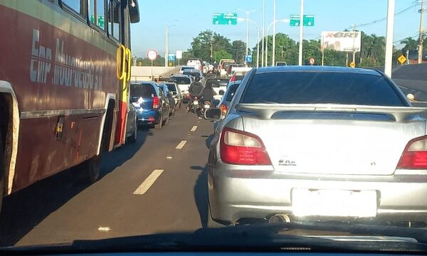 Bloqueos en multiviaducto generan largas filas