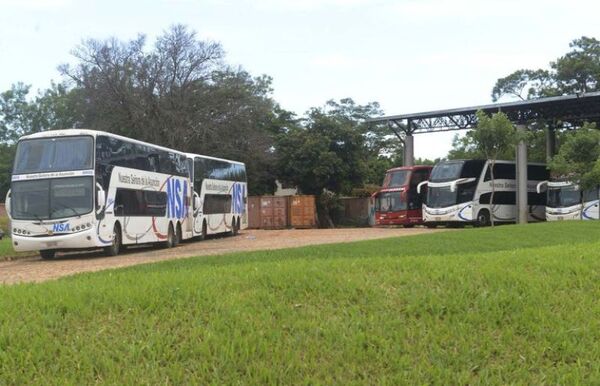 Colectivo vuelca y deja dos pasajeros fallecidos cerca de Coronel Oviedo