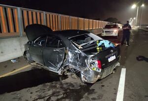 Superviaducto del Botánico: auto sufrió accidente tras supuesto roce - Nacionales - ABC Color