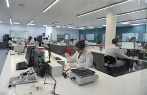 Diario HOY | OMS ve con suma preocupación a nueva variante con múltiples mutaciones