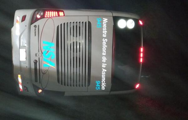 Tras vuelco de bus en Coronel Oviedo, pierden la vida dos personas