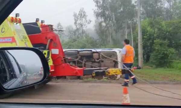 Fallecen dos pasajeros en vuelco de ómnibus en Coronel Oviedo - OviedoPress