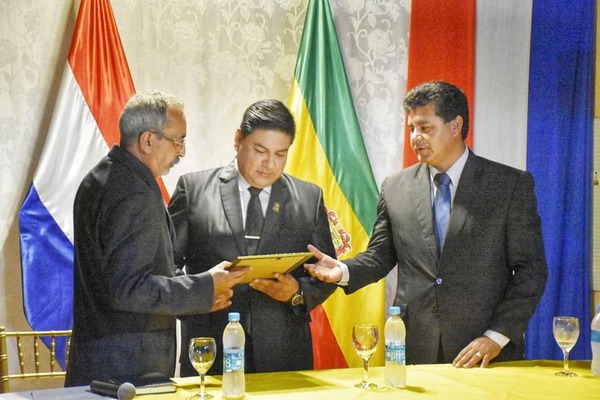 GOBERNADOR DE ITAPÚA ES DECLARADO CIUDADANO ILUSTRE DE CNEL. BOGADO - Itapúa Noticias