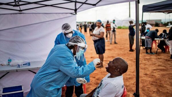 Preocupación tras detección de nueva variante del coronavirus en Sudáfrica
