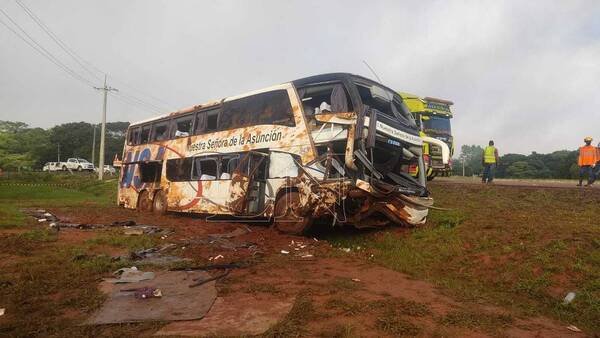 Coronel Oviedo: Dos fallecidas y 18 heridos en vuelco de bus que viajaba a Ciudad del Este
