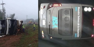 DOS FALLECIDAS Y 18 HERIDOS EN VUELCO DE ÓMNIBUS - Itapúa Noticias