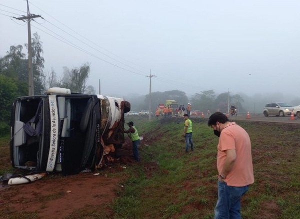 Vuelco de bus dejó dos personas muertas en Caaguazú