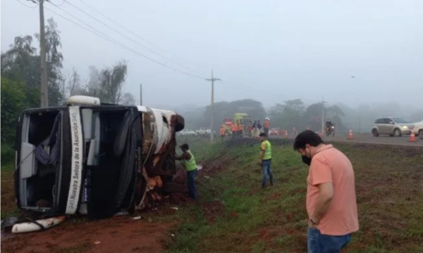 Vuelco de bus dejó dos personas muertas en Caaguazú