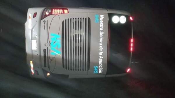 Volcó colectivo larga distancia y hay 2 heridos con 18 heridos