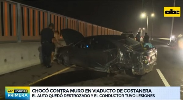 Conductor pierde el control y choca contra muro de viaducto