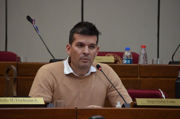 Senador trata de inútil al ministro Giuzzio y pide su destitución - ADN Digital