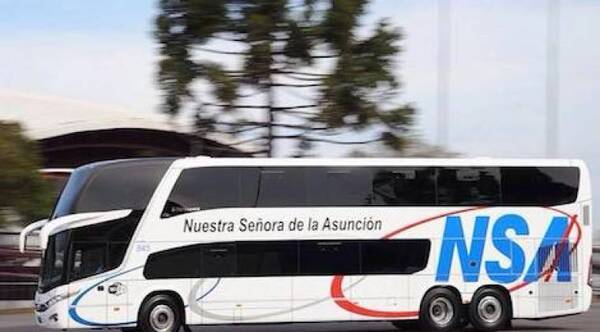Crónica / Un bus de larga distancia volcó, fallecieron dos y hay 18 heridos