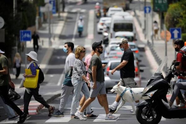 Israel confirmó el primer caso de la nueva variante del COVID-19 en su territorio y prohibió el ingreso de viajeros de siete países de África