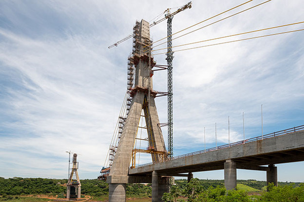 Completan el hormigonado de las dos torres principales del Puente de la Integración | DIARIO PRIMERA PLANA